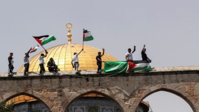 رفع علم فلسطين فوق قبة الصخرة في المسجد الأقصى