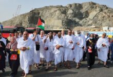 حجاج بيت الله الحرام يرفعون علم فلسطين