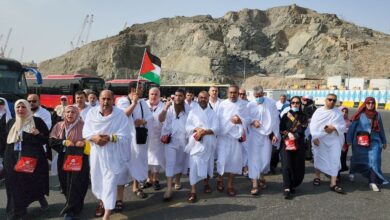 حجاج بيت الله الحرام يرفعون علم فلسطين