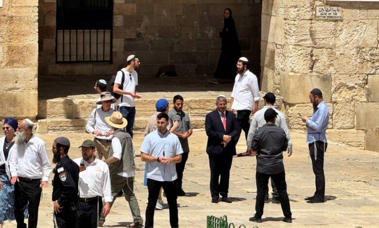 اقتحام المسجد الأقصى المبارك بحماية قوات الاحتلال