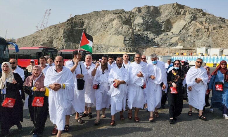 حجاج بيت الله الحرام يرفعون علم فلسطين
