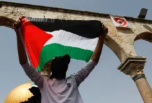 شاب يرفع العلم الفلسطيني في المسجد الأقصى المبارك