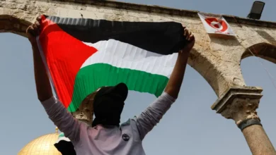 شاب يرفع العلم الفلسطيني في المسجد الأقصى المبارك