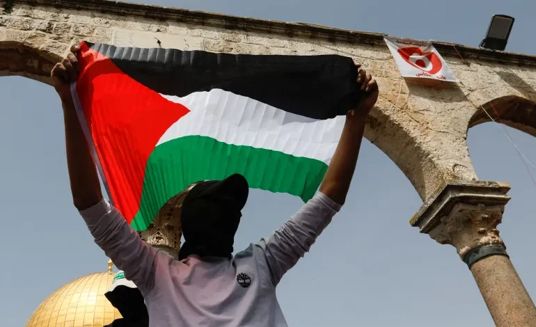 شاب يرفع العلم الفلسطيني في المسجد الأقصى المبارك