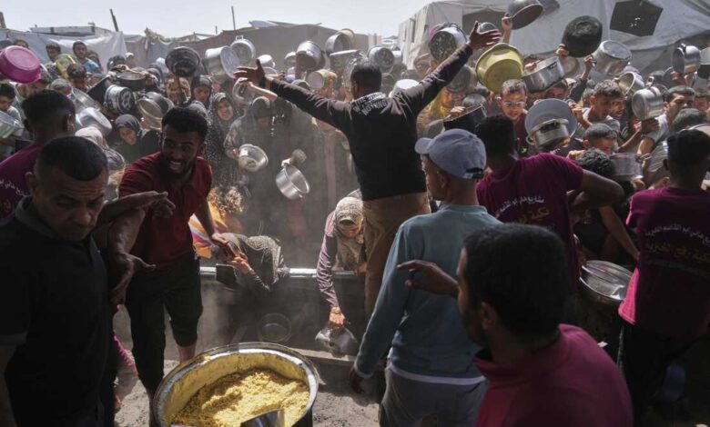 فلسطينيون يصطفون من أجل الحصول على وجبة طعام في قطاع غزة