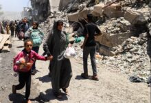 فلسطينيون يخلون منازلهم في أعقاب غارة صهيونية على منزل في مدينة غزة (رويترز)
