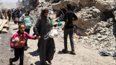 فلسطينيون يخلون منازلهم في أعقاب غارة صهيونية على منزل في مدينة غزة (رويترز)