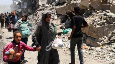 فلسطينيون يخلون منازلهم في أعقاب غارة صهيونية على منزل في مدينة غزة (رويترز)