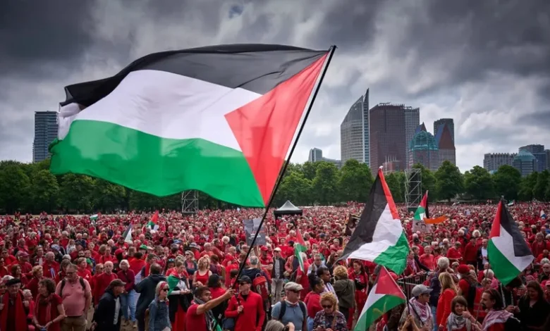 متظاهرون يرفعون أعلام فلسطين خلال أكبر تظاهرة في هولندا خلال 20 عاماً بمدينة لاهاي احتجاجاً للحرب الصهيونية على قطاع غزة