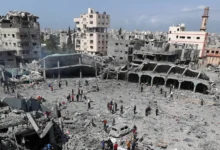 مشهد عام لمدرسة دار الأرقم في غزة غداة القصف الصهيوني الذي أوقع عشرات الشهداء (رويترز)