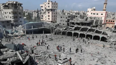 مشهد عام لمدرسة دار الأرقم في غزة غداة القصف الصهيوني الذي أوقع عشرات الشهداء (رويترز)
