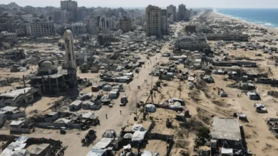 صورة جوية تُظهِر خياماً تؤوي نازحين فلسطينيين في المنطقة المتضررة من الحرب المحيطة بميناء مدينة غزة (أ ف ب)