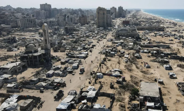 صورة جوية تُظهِر خياماً تؤوي نازحين فلسطينيين في المنطقة المتضررة من الحرب المحيطة بميناء مدينة غزة (أ ف ب)