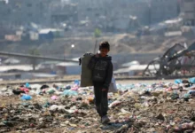 طفل يقف وسط الدمار في قطاع غزة