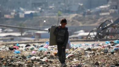 طفل يقف وسط الدمار في قطاع غزة