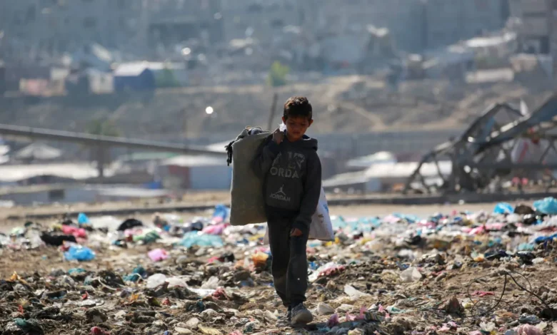 طفل يقف وسط الدمار في قطاع غزة